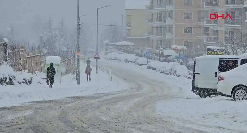 Zonguldak'ta günlerdir etkisini sürdürüyordu. Araçların çevresinde kar kalınlığı 40 santimi aşarken 252 köy yolu ulaşıma kapandı - Resim : 1