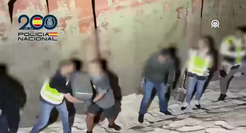 Atlantik Okyanusu'ndaki gemide 10 ton kokain ele geçirdi - Resim : 2