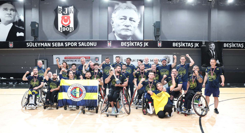 Fenerbahçe'nin şampiyonluğuna gölge düştü! Kupa töreninde tepki çeken olay - Resim : 1