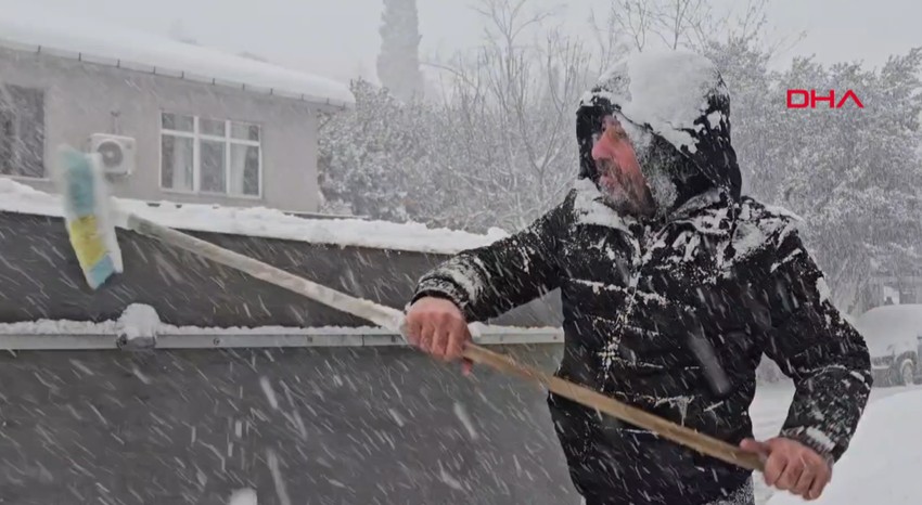 Zonguldak'ta günlerdir etkisini sürdürüyordu. Araçların çevresinde kar kalınlığı 40 santimi aşarken 252 köy yolu ulaşıma kapandı - Resim : 2