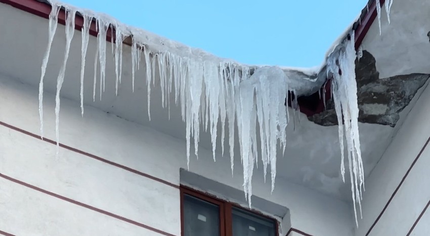 Soğuk havanın etkili olduğu Hakkari'deki binalarda buz sarkıtları oluştu. Bazı noktalarda 2 metreyi geçti - Resim : 2