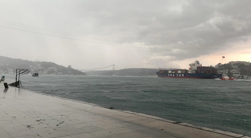İstanbul'da sağanak ve dolu etkili oldu! Yollar göle döndü, araçlar mahsur kaldı: AKOM İstanbulluları uyardı - Resim : 1
