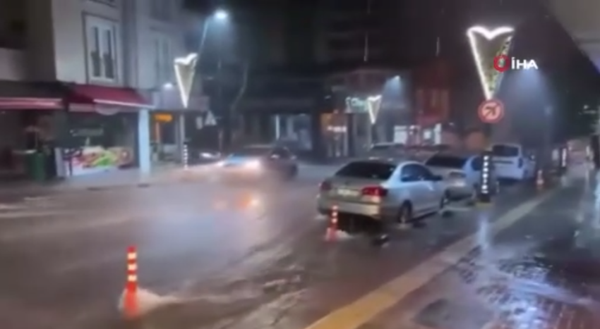 İstanbul'da yine aynı manzara! Sağanak sel oldu, yollar dereye alt geçitler göle döndü - Resim : 14