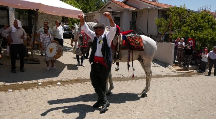 Baba mesleğini 30 yıldır icra eden at bakıcısı, düğünde atıyla karşılıklı harmandalı oynadı - Resim : 1