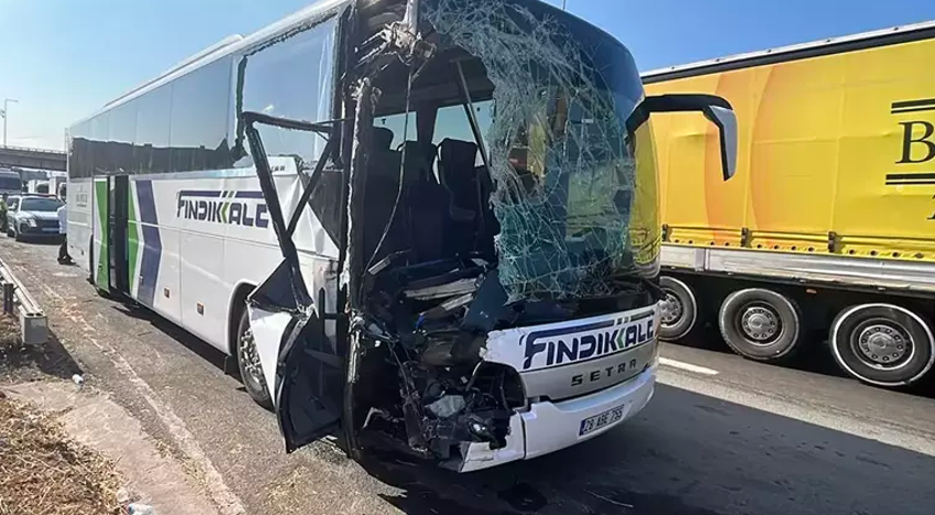 TEM'de feci kaza! Yolcu otobüsü kamyona çarptı: 1'i ağır 7 yaralı - Resim : 1