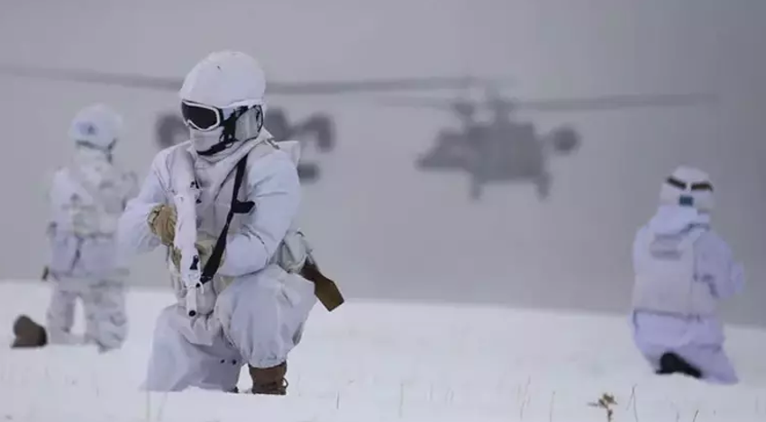 Nefes kesen tatbikat! MSB komandolarının dondurucu soğuktaki performansı dikkat çekti - Resim : 3