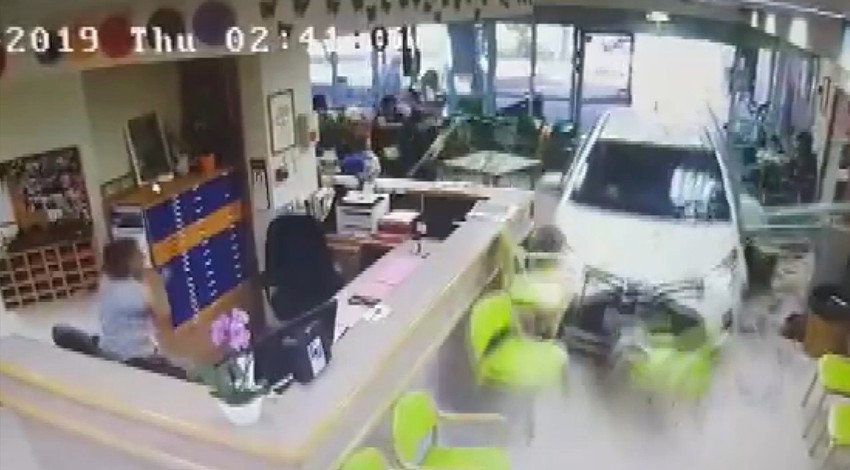 Otomobilin kontrolünü kaybedince huzurevine daldı