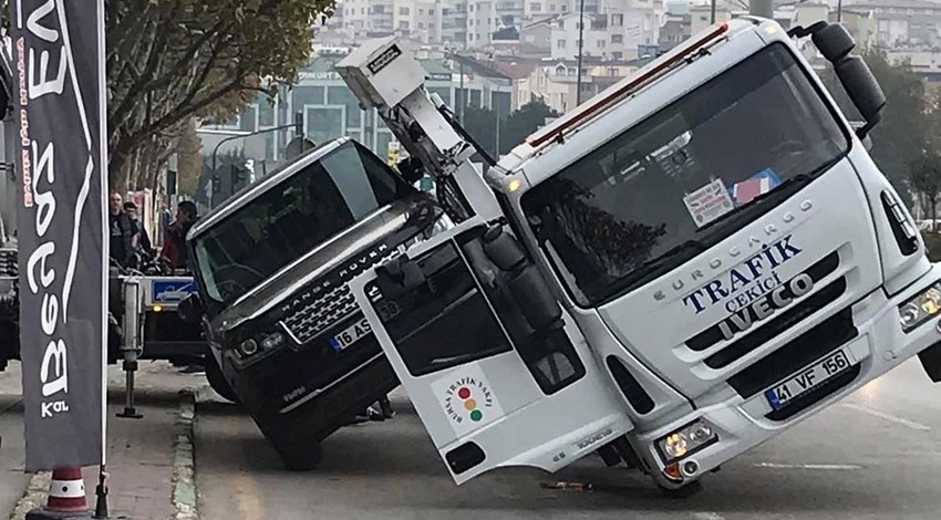 Bursa'da ilginç görüntü! Lüks araçla birlikte yan yattı