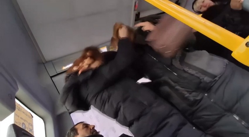 Tek koltuk için birbirlerini darp ettiler!