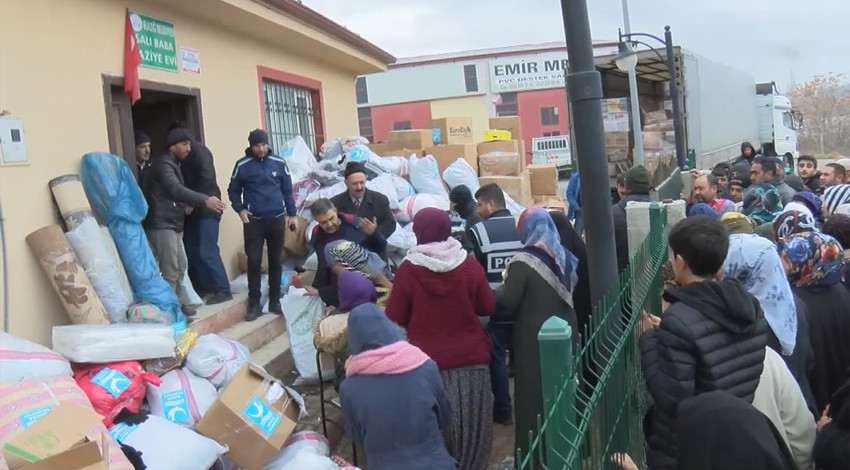 Deprem bölgesine yapılan yardımda izdiham!