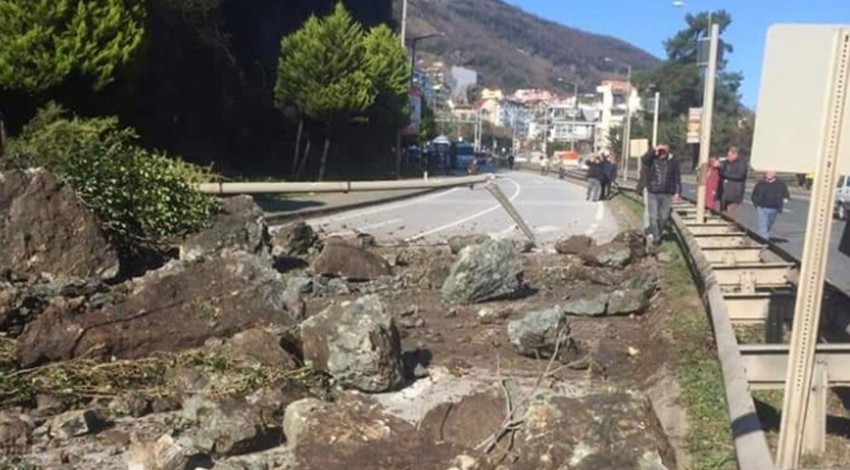 Karadeniz Sahil Yolu'nda heyelan! Ulaşıma kapandı!