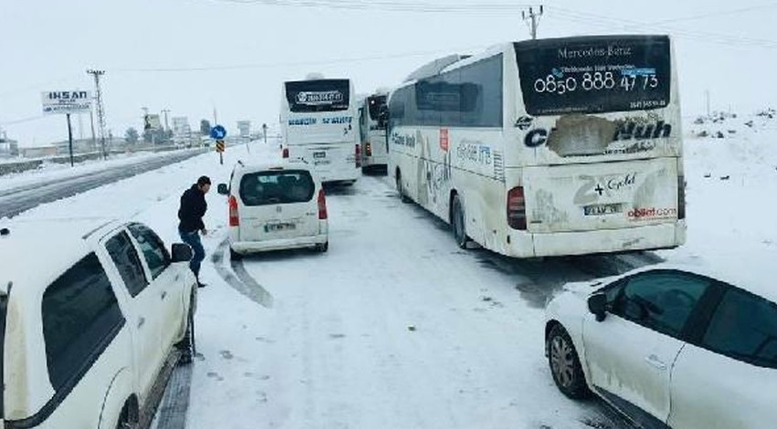 Uluslararası İpek Yolu kardan kapandı, sürücüler mahsur kaldı