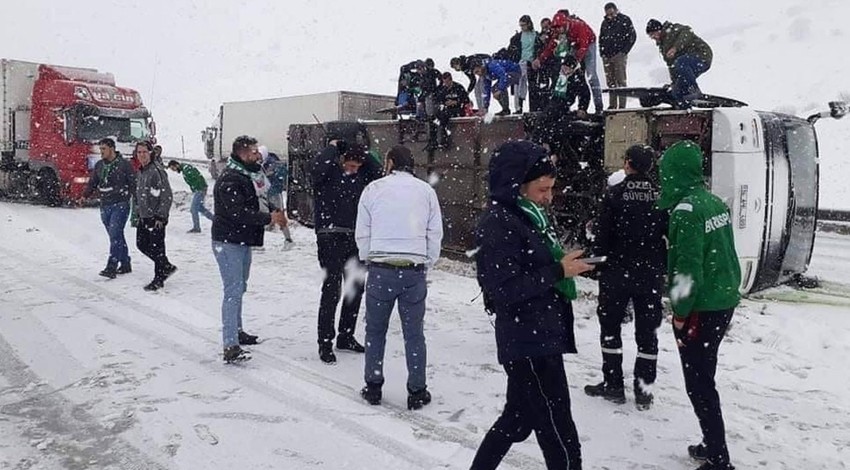 Bursaspor taraftarını taşıyan otobüs devrildi!