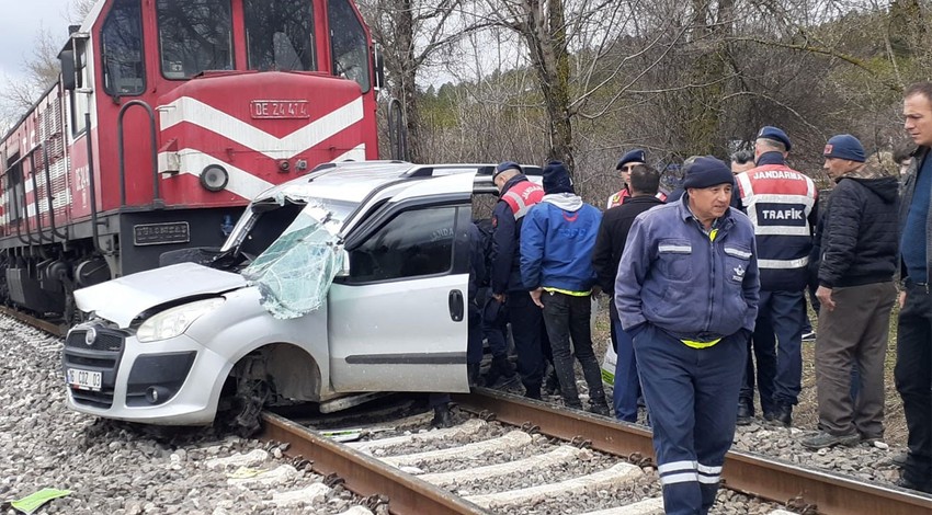 Uşak'ta tren, ticari araca çarptı!.. Ölenler var!