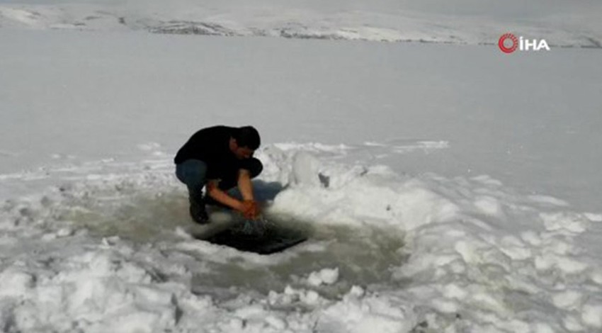 Buz gibi suda abdest alıp buzun üzerinde namaz kıldılar