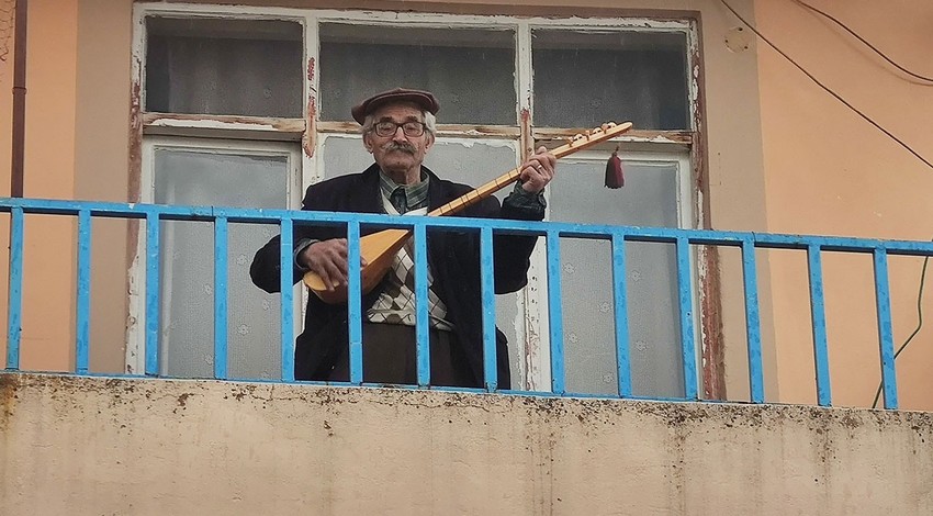 Curasını aldı, balkondan "evde kalın"mesajı verdi