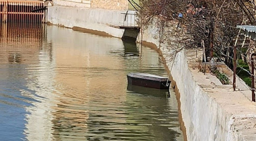 Yer Türkiye! Nehirde gezen tabutlar şoke etti