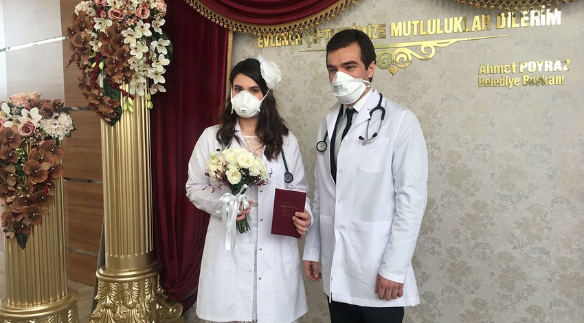 Doktor çiftin aşkı korona virüs engelini dinlemedi...  Beyaz önlük ve stetoskop ile evet dediler