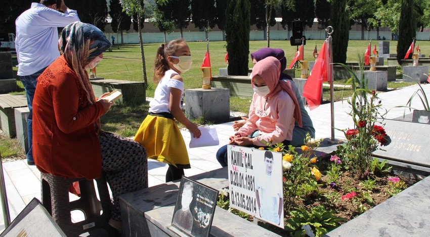 Soma'da hayatını kaybeden madenciler unutulmadı... Babasını resimle andı