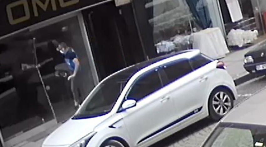 Görüntüler Rize'den... Telefonda sinirlendi, işletmenin camlarını kırdı