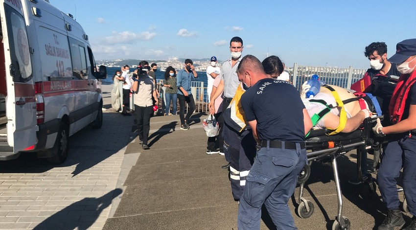 Karaköy’de vapurdaki yolcu denize düştü