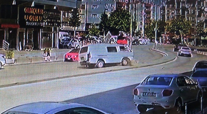 Tansiyonu düştü! Elektrik direğine böyle çarptı!