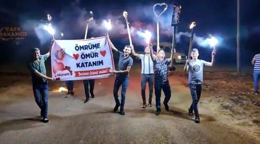 İlginç evlilik teklifi ‘sosyal mesafe’ cezasıyla bitti