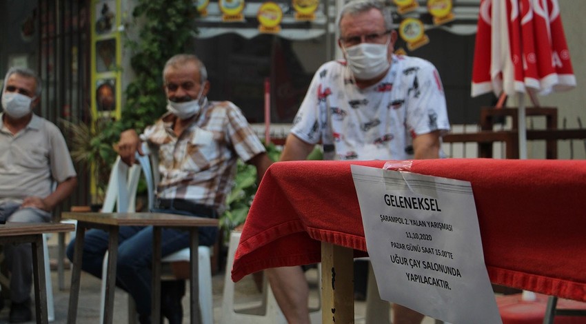 Antalya’da düzenlenen Geleneksel Yalan Yarışması'nda katılımcılar en iyi yalanla çeyrek altın alabilmek için yarıştı.