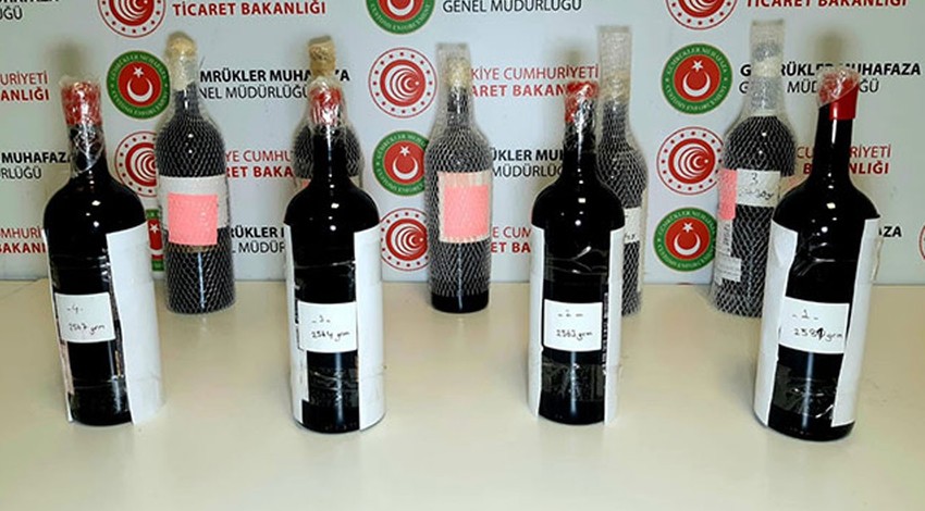 İstanbul Havalimanı'nda ele geçirildi!.. İçki şişelerinde sokmaya çalıştılar!.. Değeri 13 milyon 800 bin lira!
