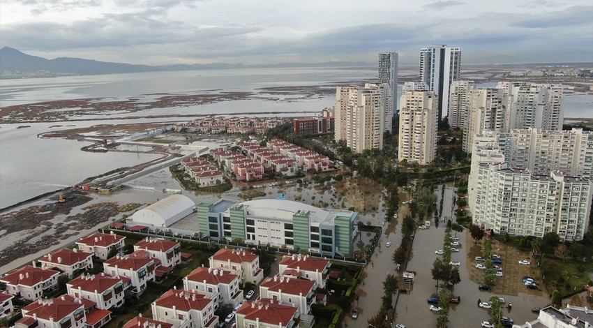 İzmir'de deniz taştı, felaketin boyutu havadan görüntülendi