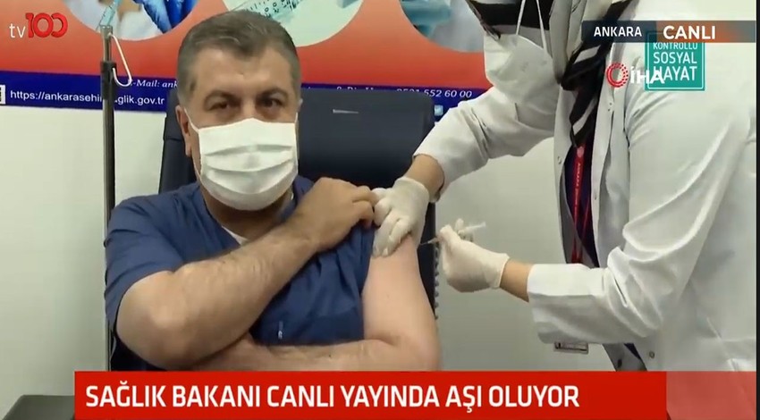 Bakan Koca canlı yayında aşı oldu