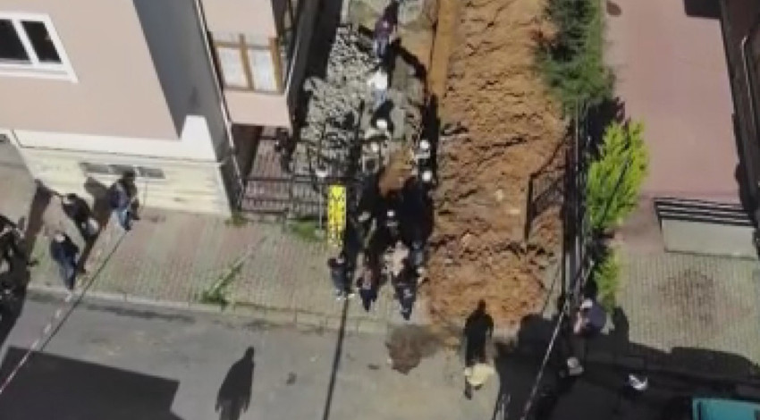 Ümraniye'de bir işçi toprak altında kaldı