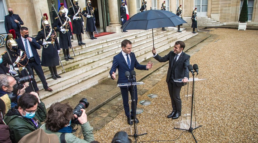 Fransa Cumhurbaşkanı Macron'dan, Slovakya Başbakanı'na şemsiye jesti