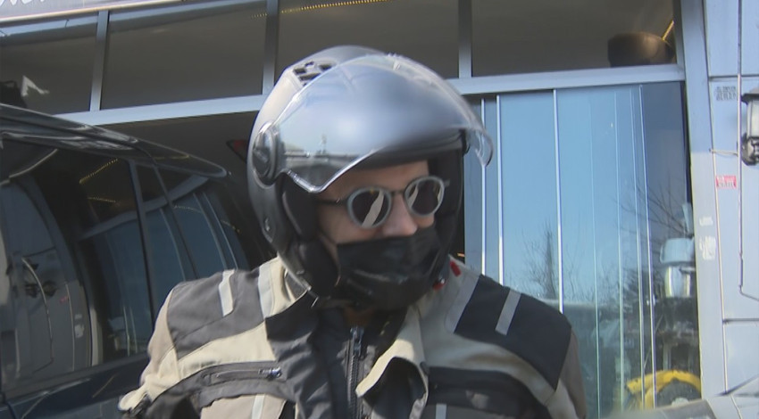 Emre Altuğ eski sevgilisinin adını duydu, koşarak kaçtı