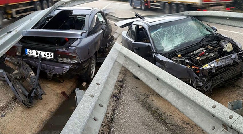 Manisa’da feci kaza! Otomobil, refüjdeki bariyerlere çarptı