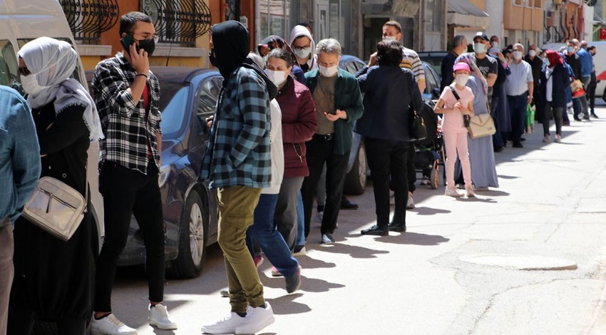 Yer: Eskişehir... 'Uygun fiyatlı baklava' koronavirüs tehlikesini unutturdu