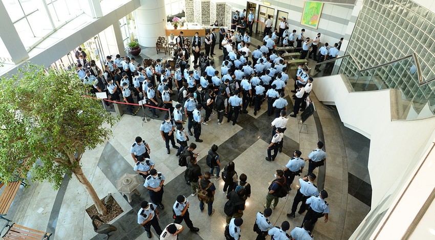 Hong Kong'da muhalif gazeteye 500 polisle baskın