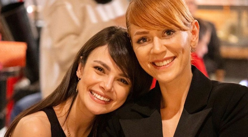 Mucize Doktor'un iki güzeli Sinem Ünsal ile Hazal Türesan'dan eğlenceli poz