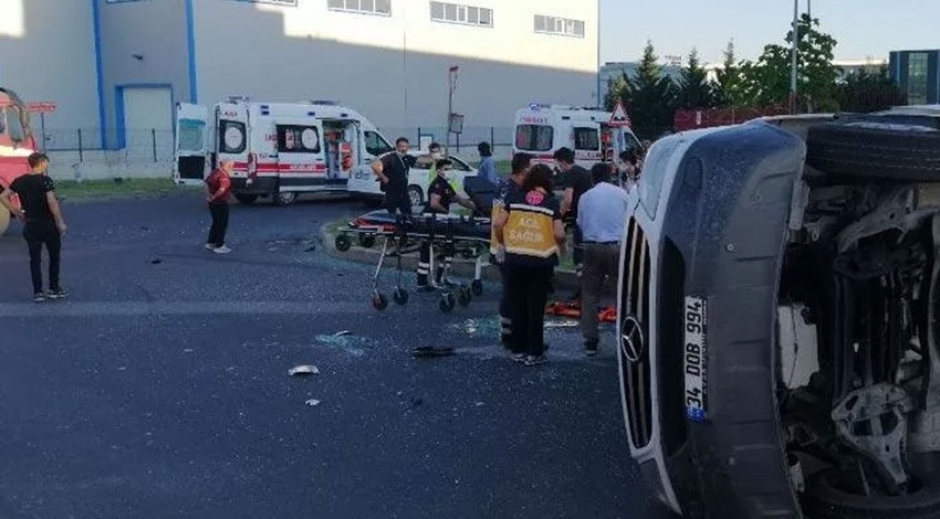 Kamyon ile minibüs çarpıştı