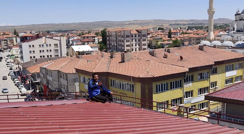 Çatıda can pazarı! İntihara kalkıştı, Belediye Başkanı ikna etti