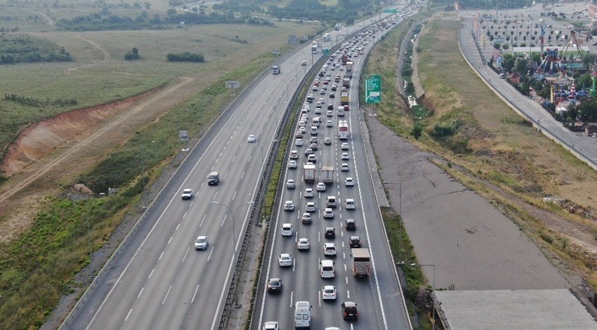 Tatilciler yollara düştü! İstanbul'da bayram öncesi trafik yoğunluğu