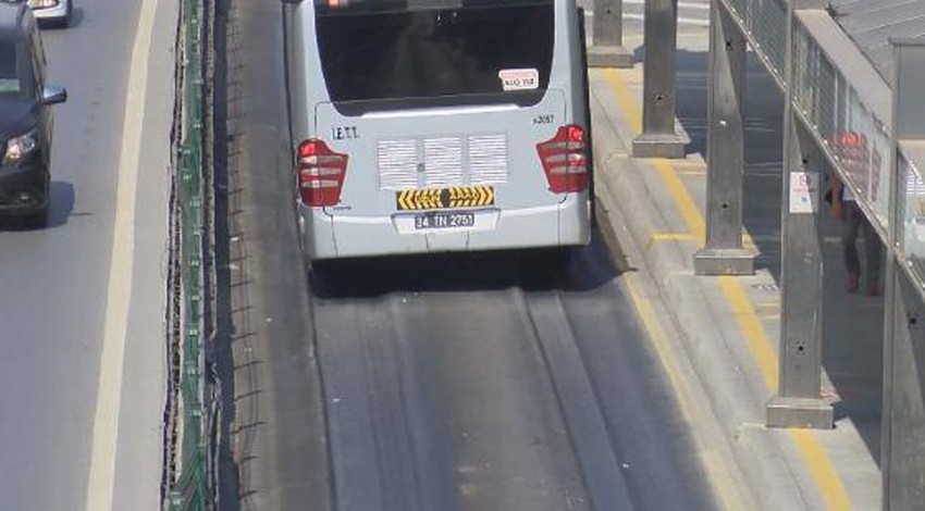 Asfalt eridi kardeşim! Metrobüs yolu aşırı sıcağa dayanmadı