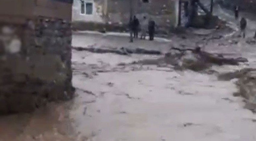Tüm köy sular altında kaldı! Bu kez de Sarıkamış'ta sel!