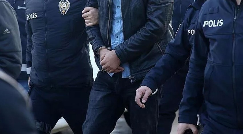 Ablasına sosyal medyadan mesaj atan kişiyi bıçakladı!
