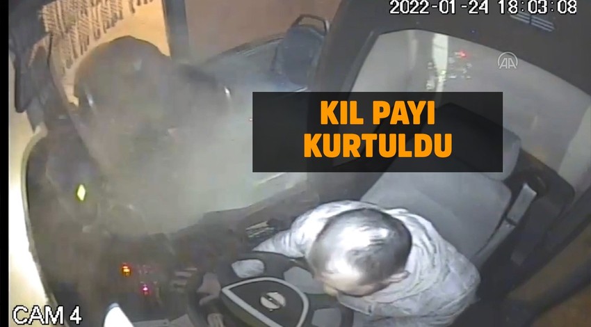 Yaşlı kadının otobüse bindiği anda kar kütlesi düştü! Kıl payı kurtuluş kamerada