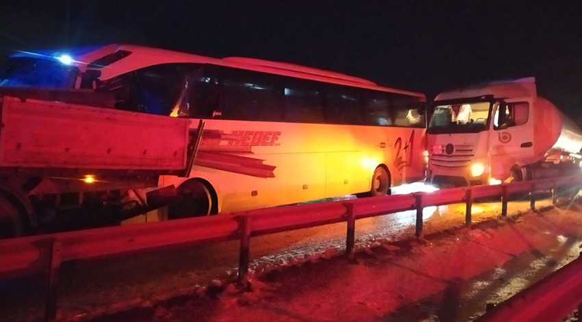 Yolcu otobüsü ile tır birbirine girdi!
