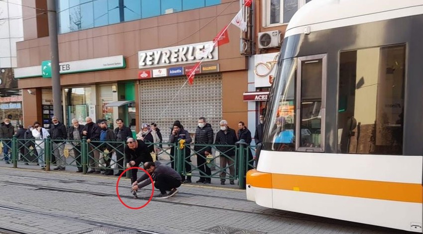 Raylara sıkışan güvercin tramvay seferlerini aksattı