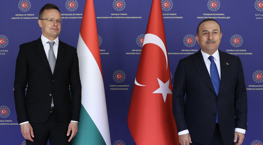 Bakan Çavuşoğlu'ndan İsveç'teki Kur'an provokasyonuna sert tepki: Arasam bana bir saat hikaye anlatacak