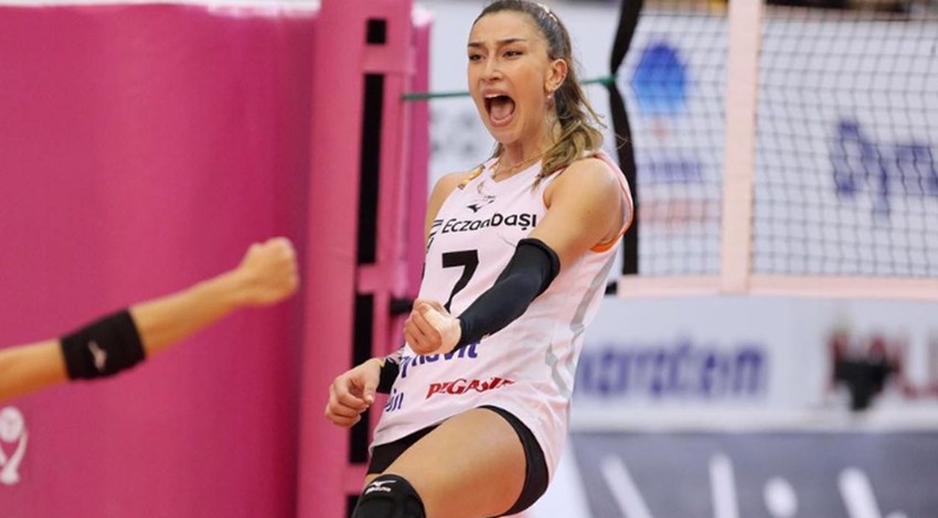 Güzel voleybolcu Hande Baladın sezonu açtı