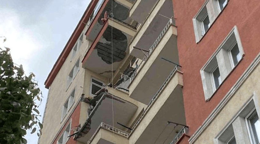 Beylikdüzü'nde 10 katlı apartmanın 2 balkonu çöktü